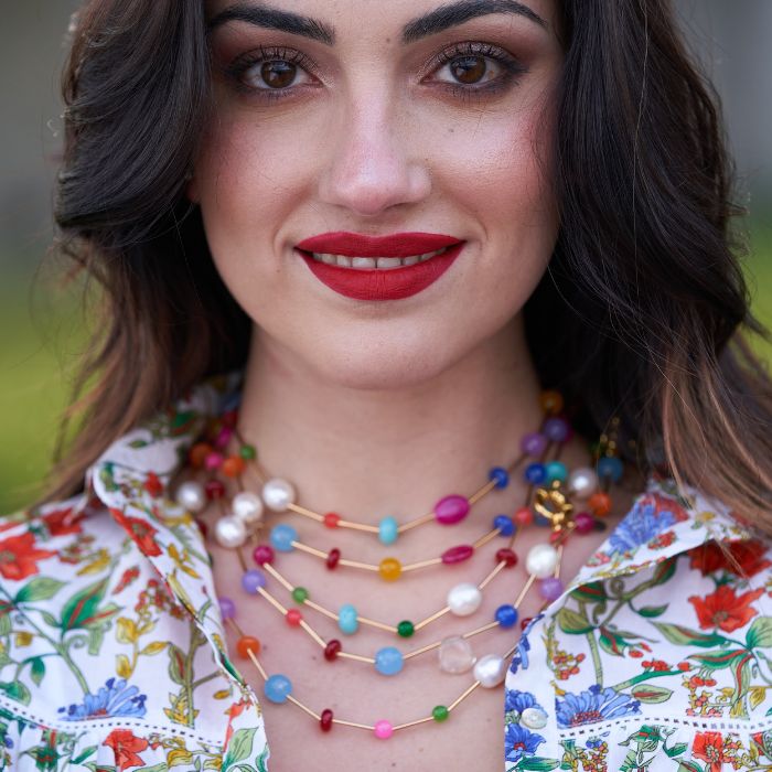 La Collana Rainbow di 5cinque è un must-have: lunga, doppio giro o cravatta. Versatile, colorata e perfetta per ogni look! Qui ne vedi indossate 1 da 45 cm e 2 da 90 cm