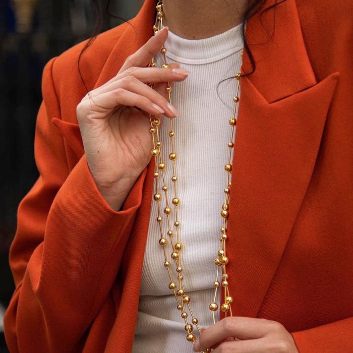 Scopri la Collana Rainbow 5cinque Gold Mania : qui la pietra dura è l’EMATITE ORO con astine in ottone per un gioiello iconico, versatile e sempre unico! 
Sta bene su tutto, ha il carattere della Rainbow ma in mono colore.
Qui indossate sono 3 da 90cm