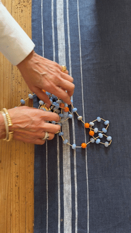 Collana lunga 90 cm in Agata Azzurra naturale, fresca, luminosa e incredibilmente versatile.
Si indossa in più modi ed è perfetta ogni giorno. Produzione limitata.