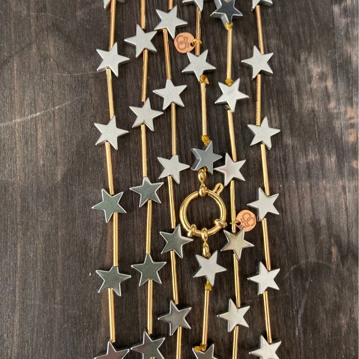 STELLINE, nate per il Natale sono piaciute tanto da proporle tutto l’anno, d’altronde possiamo sentirci stelle sempre! ah e le stelline sono in pietra, ematite per esser precise.