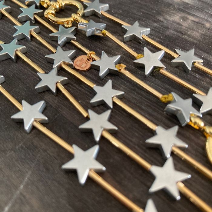 STELLINE, nate per il Natale sono piaciute tanto da proporle tutto l’anno, d’altronde possiamo sentirci stelle sempre! ah e le stelline sono in pietra, ematite per esser precise.
