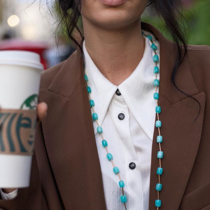 Azzurro Mare, la versione con questi barilotti turchesi che ci fanno sentire il mare addosso anche camminando per Londra con il nostro blazer e la Starbucks cup ;)