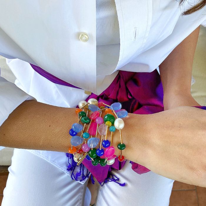 un altro modo per indossale la collana da 90cm, a bracciale! anche se ricordati che se cerchi la comodità trovi anche i bracciali Raibow, singoli, con elastico e quindi puoi indossarli in un attimo senza chiedere a qualcuno di chiuderlo per te…una fa-vo-la!