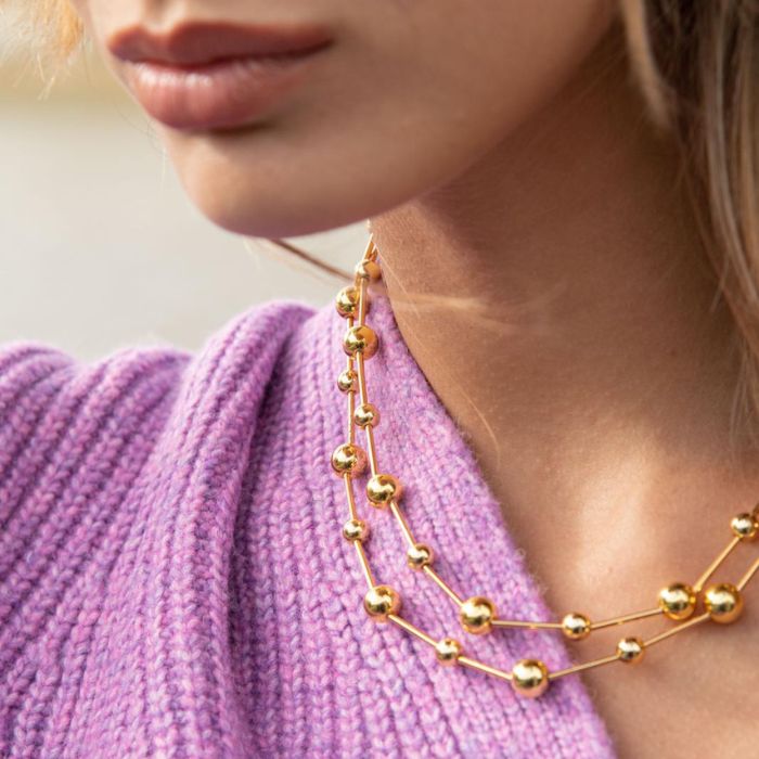 la Gold 90cm qui indossata a doppio girocollo. Ricordati che le puoi indossare fermando la chiusura tra una pietra e l’altra e quindi rendendo la collana lunga quanto vuoi.  