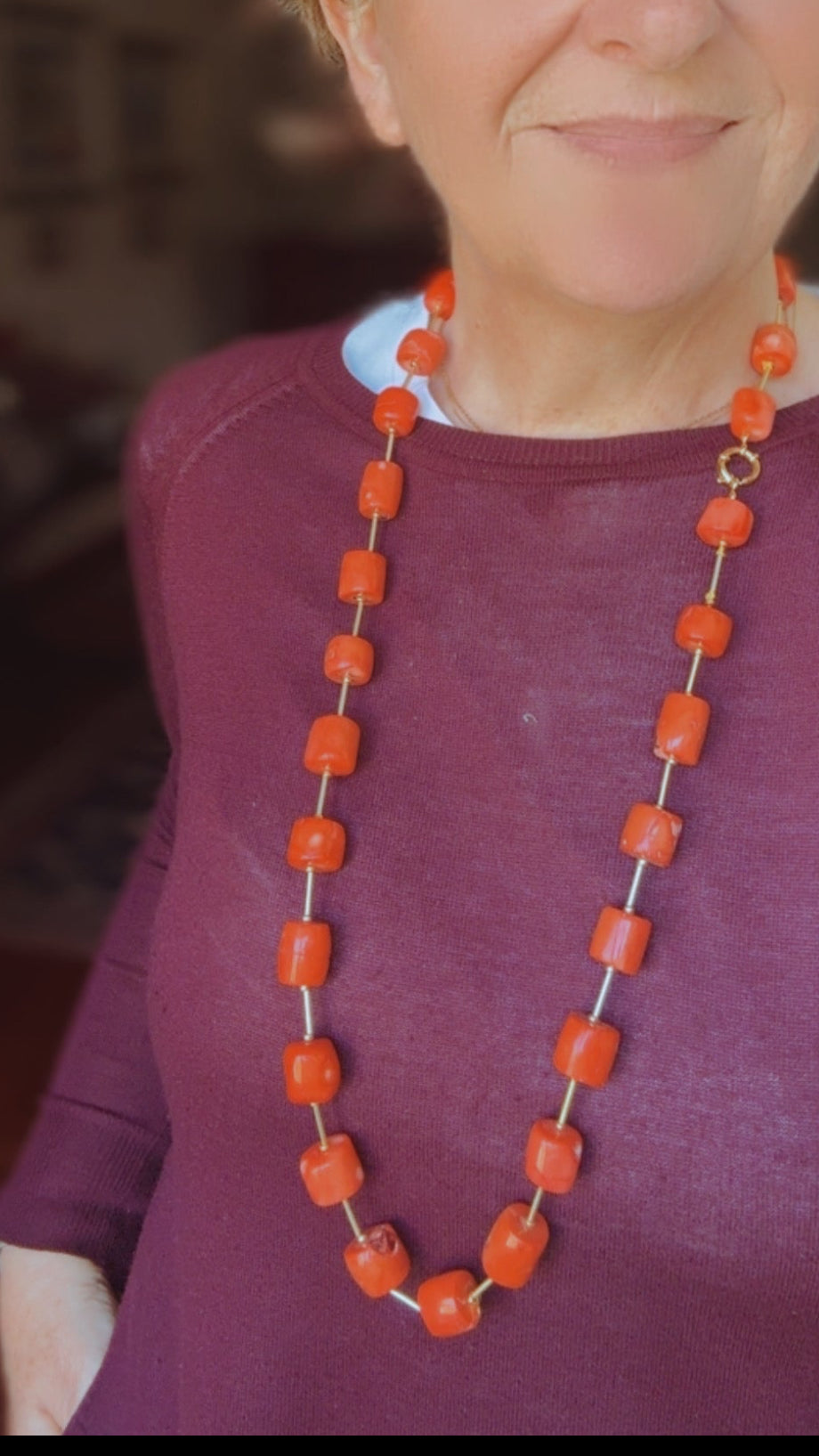 Una collana mille modi di indossarla.
Qui a tutta lunghezza.
