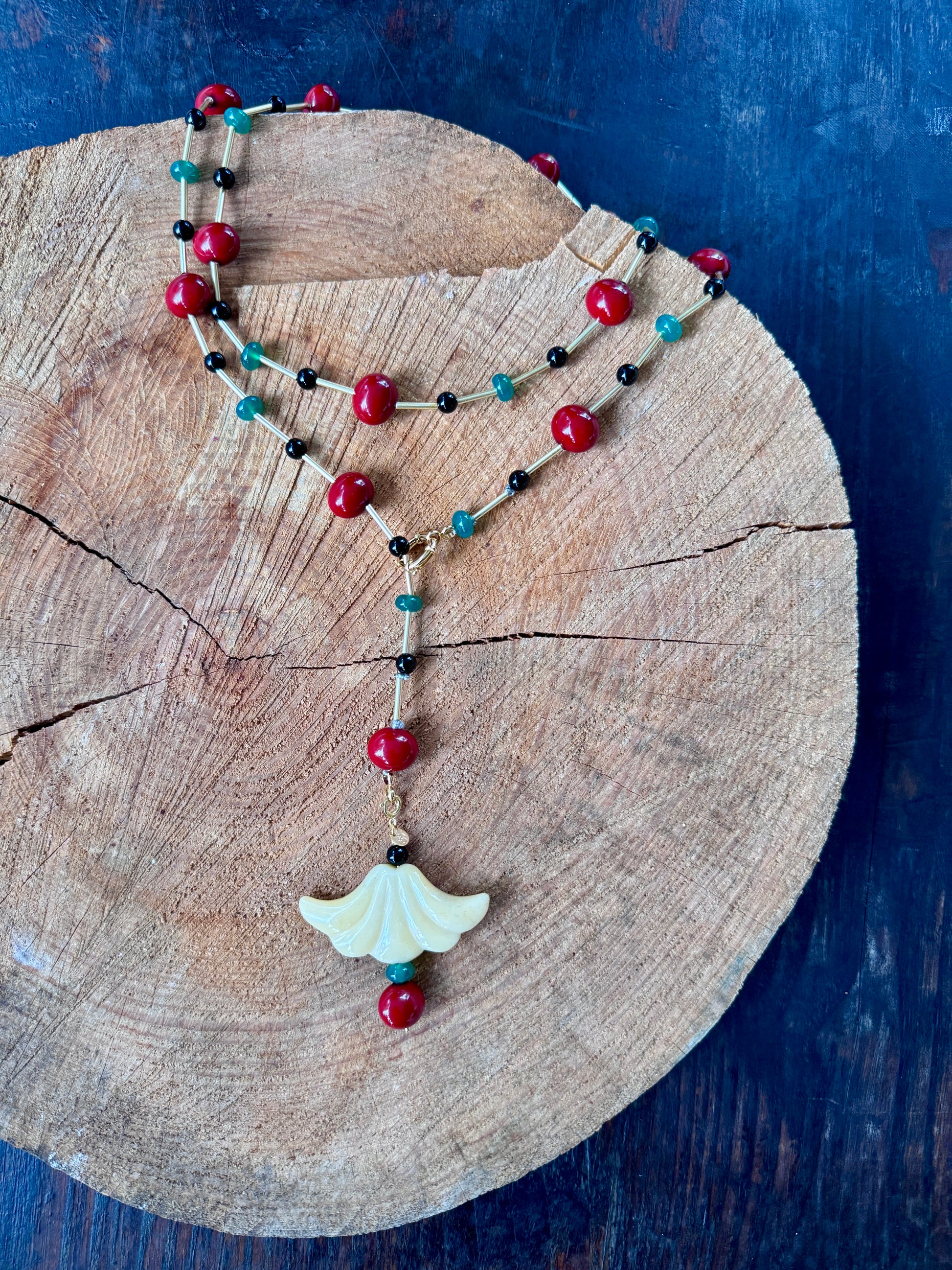 Non è solo una collana: è Rainbow Deco. 100 cm di eleganza Art Déco con pietre dure e astine dorate, perfetta per trasformare ogni look in wow.