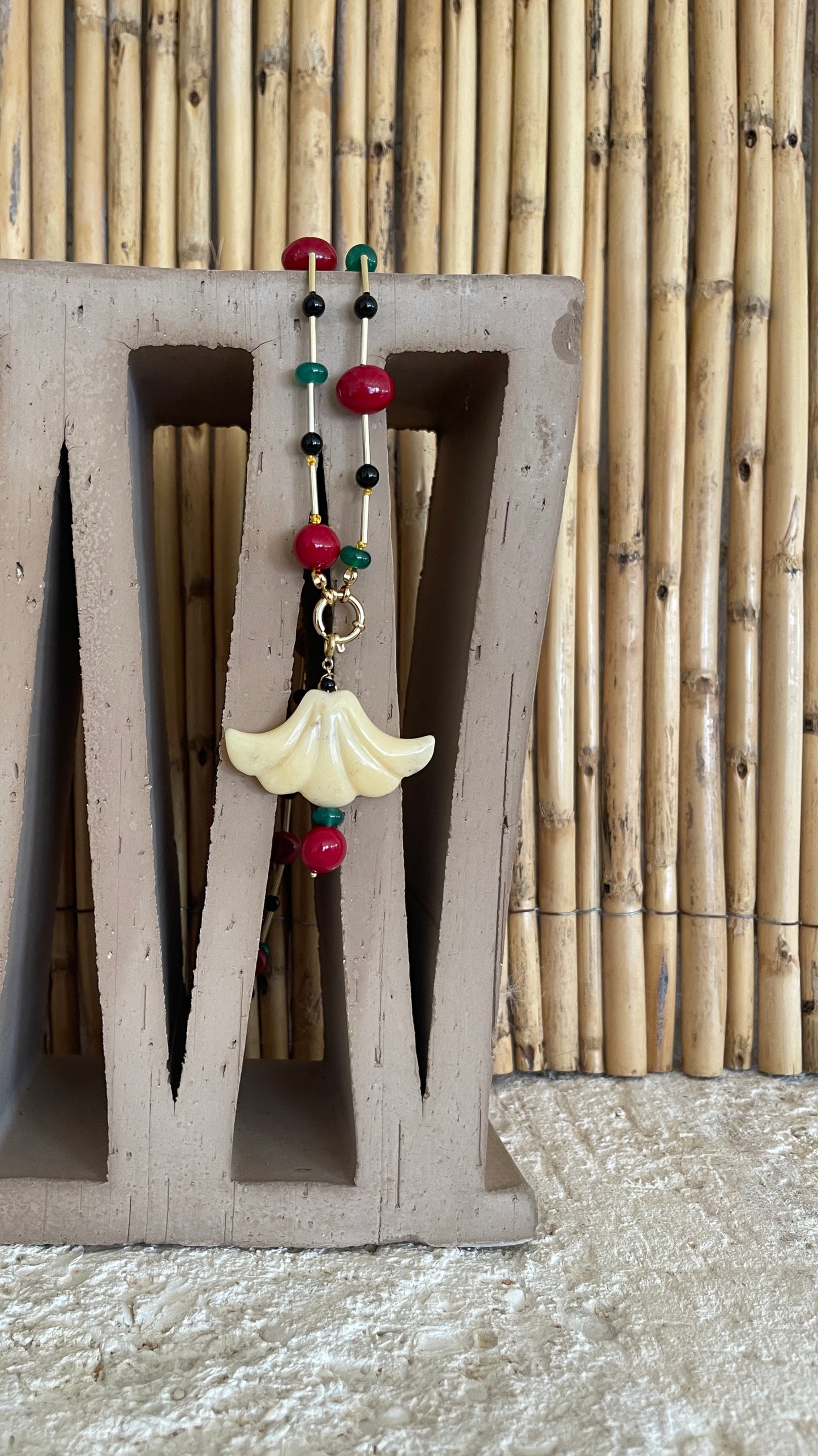 Il rigore Art Déco, l’eleganza del CELOSIA by Patricia Urquiola e la leggerezza 5cinque.
Un gioiello che unisce storia, colore e design senza tempo.
La Collana Rainbow Deco si arricchisce di un elemento unico: il ciondolo ON|OFF a forma di ventaglio, in giada miele, simbolo raffinato dell’Art Déco.
Versatile e sofisticata è pensata per chi ama indossare un gioiello che racconti qualcosa in più: la passione per i dettagli, la ricerca di bellezza autentica e un design che resiste alle mode.