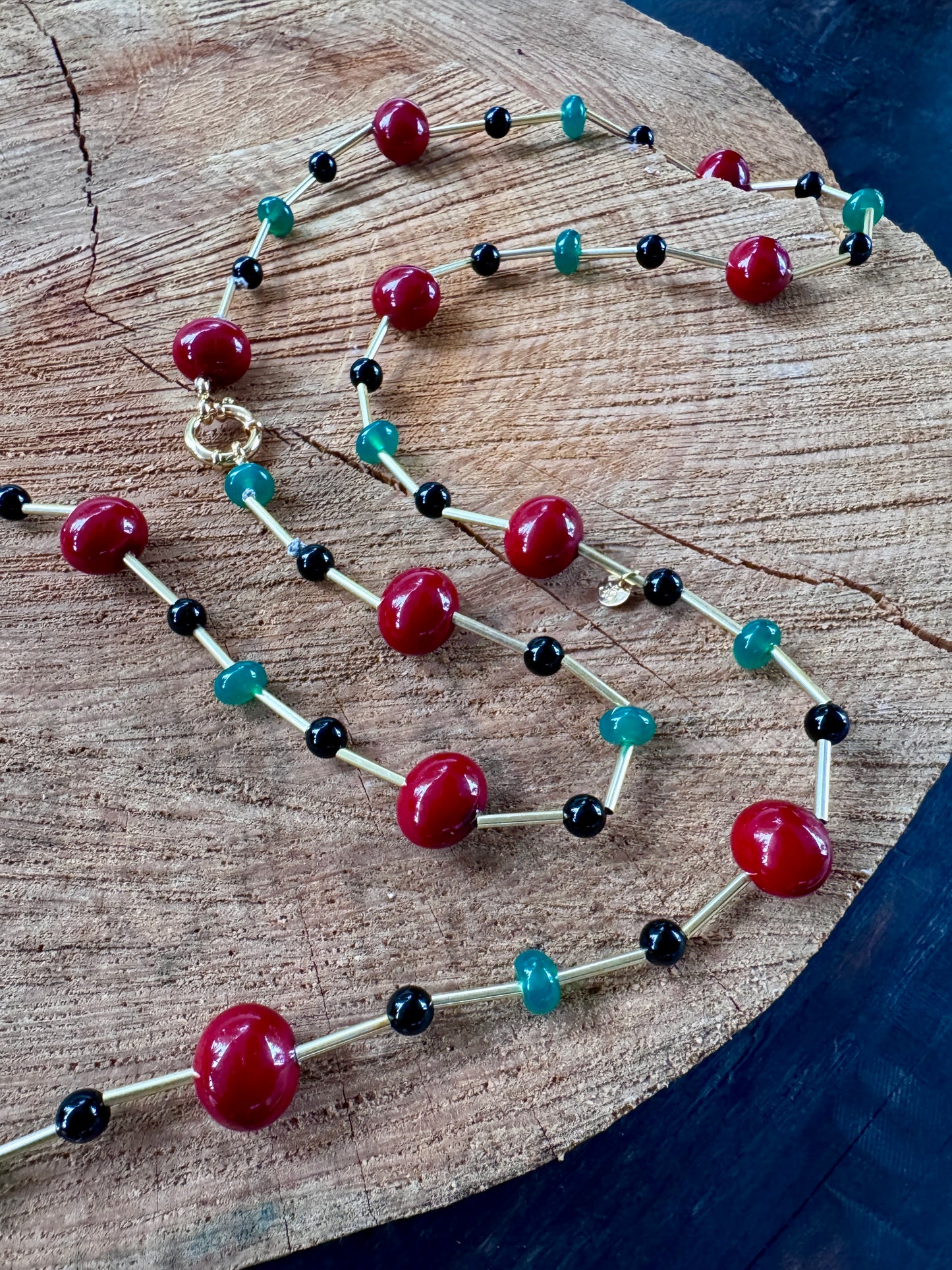 Collana 55 Rainbow Deco lunga 100 cm con pietre dure verdi, nere e rosso moro, stile Art Déco.
