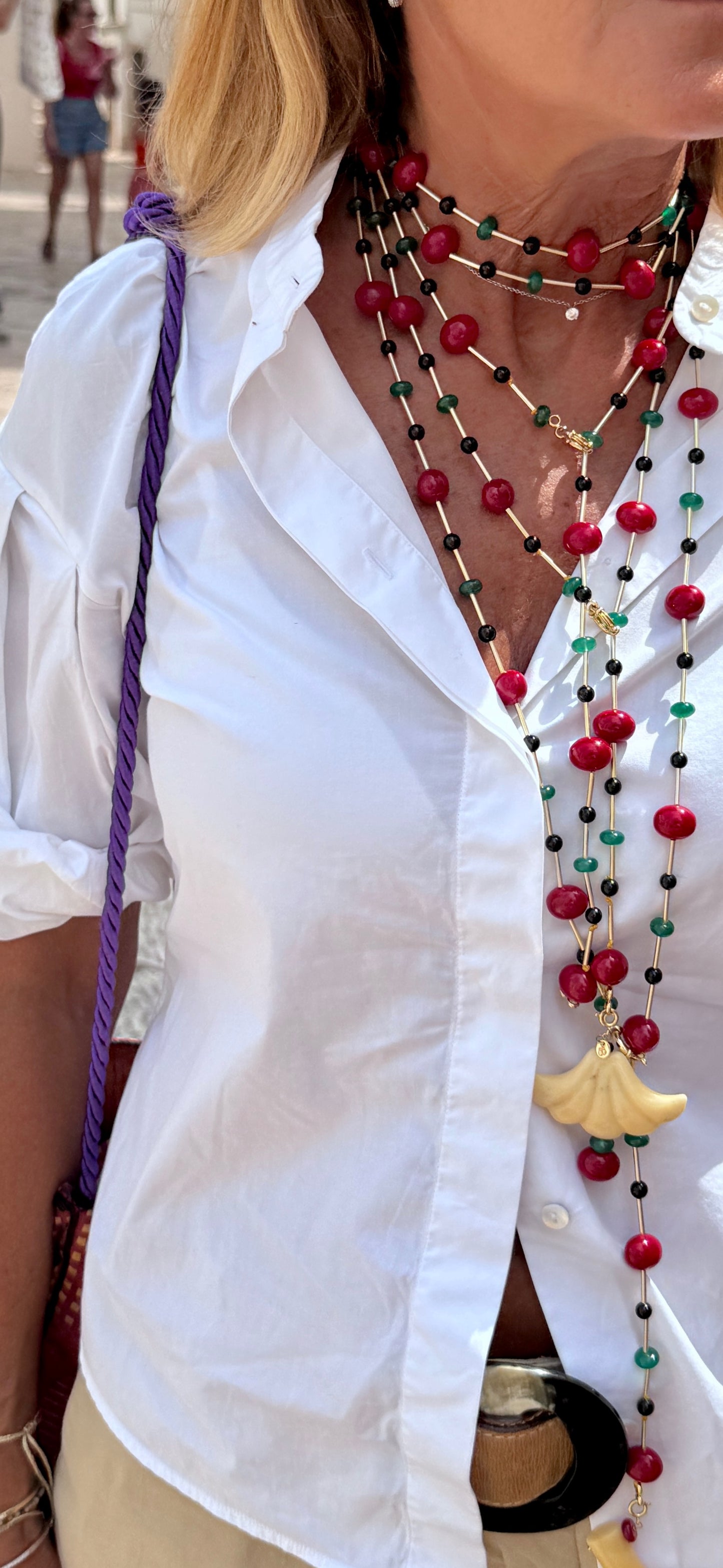 Ecco qui lo vedi indossato con la collana per cui l’ho creato: 

La collezione Rainbow Deco è un tributo all’eleganza e al rigore geometrico dello stile Art Déco: linee pulite, simmetrie, contrasti cromatici e simboli che raccontano un’epoca di modernità e libertà.
Ho voluto interpretare questo linguaggio estetico in chiave contemporanea, mantenendo l’anima artigianale e il tocco ironico che contraddistingue 5cinque.