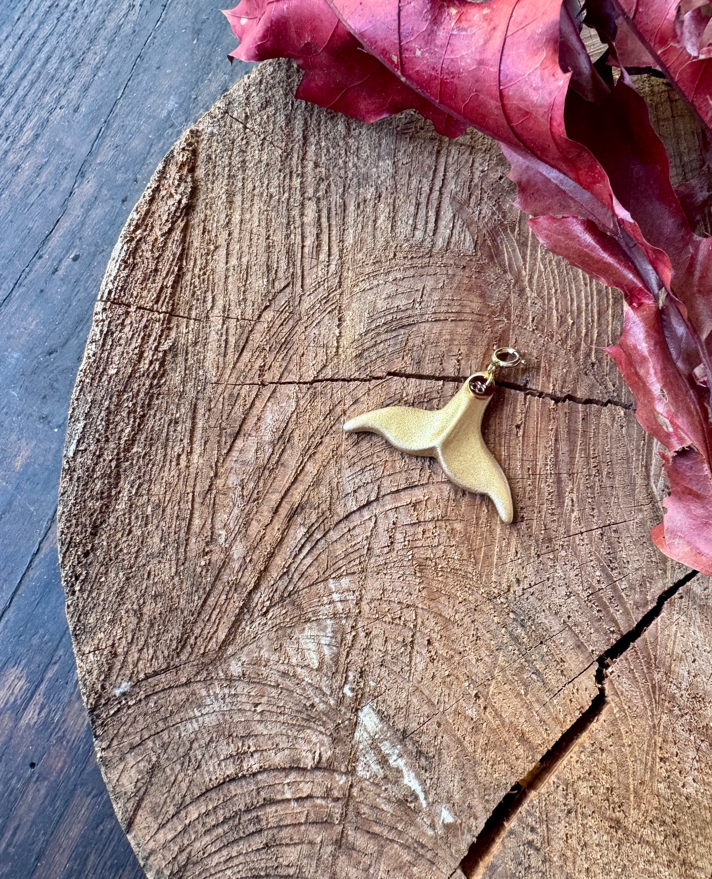 Bellissima la coda di Balena finalmente tornata in stock! Ciondolo in zama galvanica oro