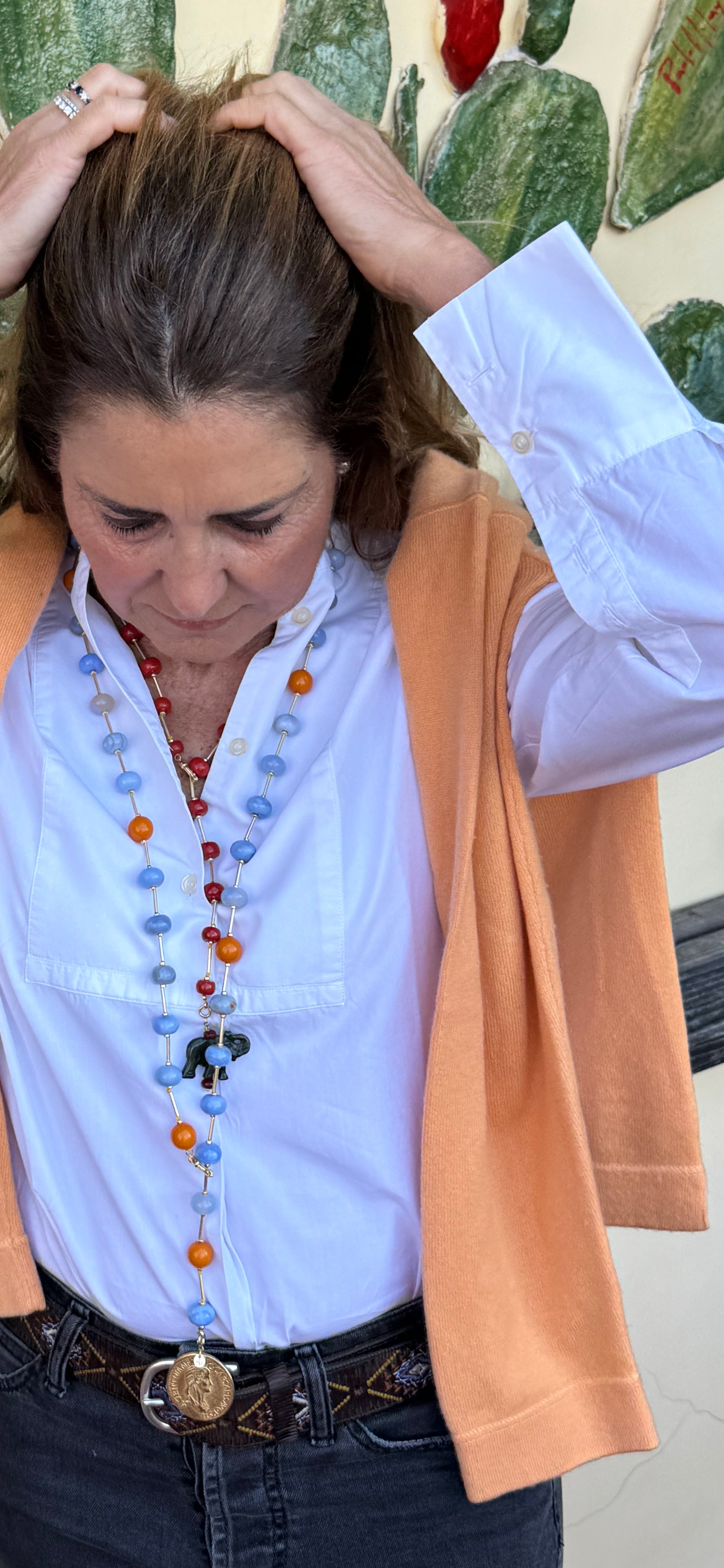Collana lunga colorata elegante su outfit quotidiano -La metti e non ci pensi più. Ma si nota