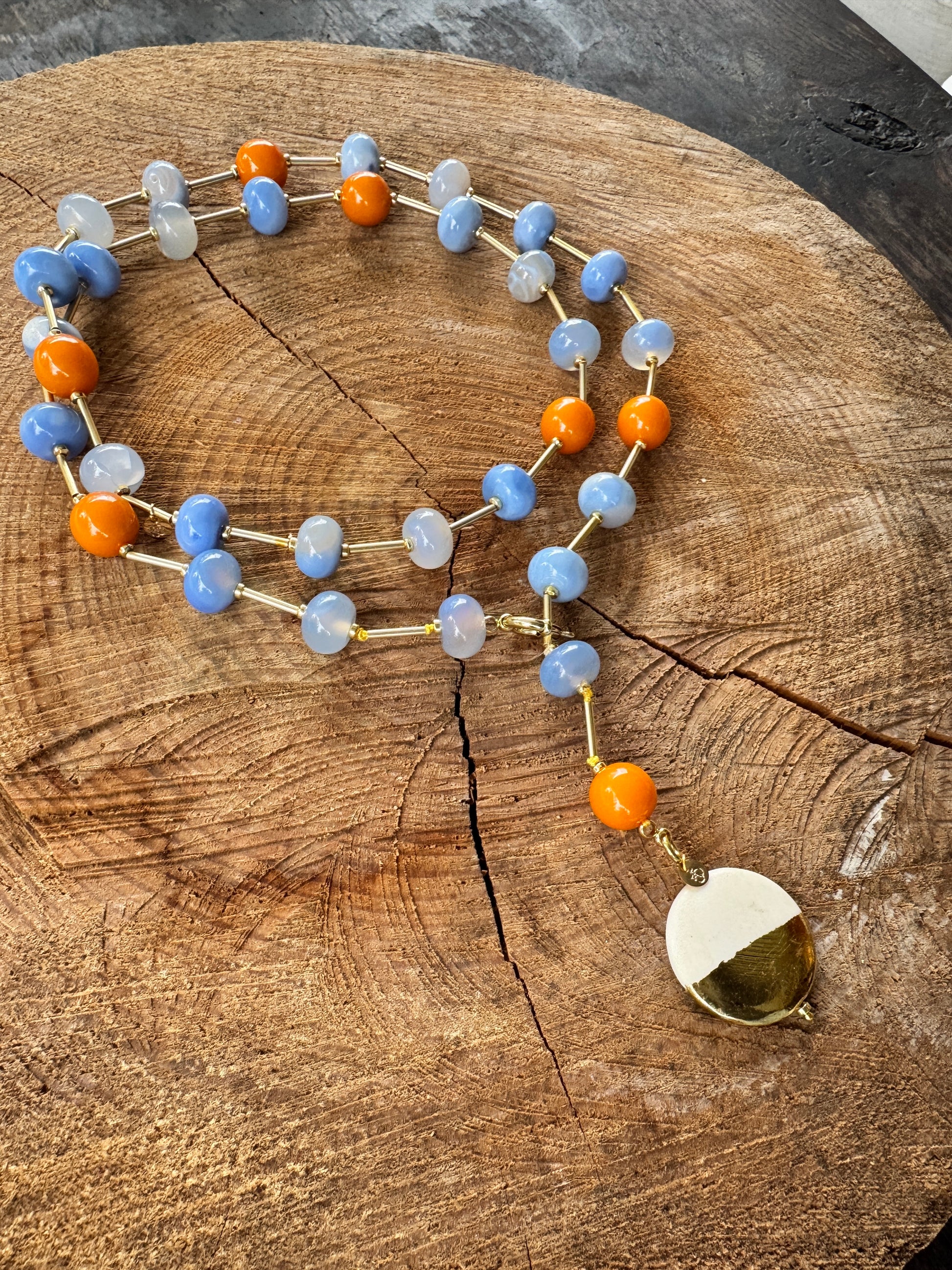 Collana lunga Rainbow Candy in agata azzurra e resina cantalupo su fondo neutro