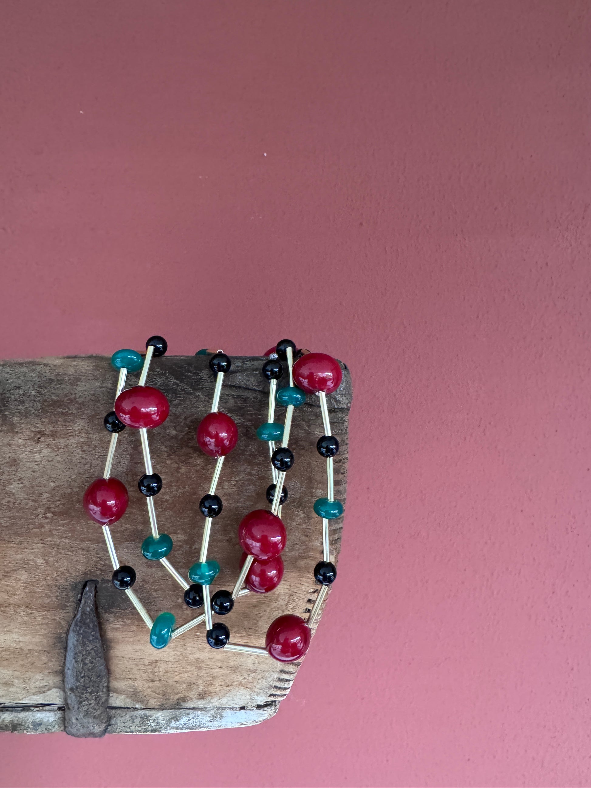 Collana Rainbow DECO, un piccolo capolavoro di stile Art Déco pensato per sorprendere e regalare carattere ad ogni look. Da regalare e regalarsi.