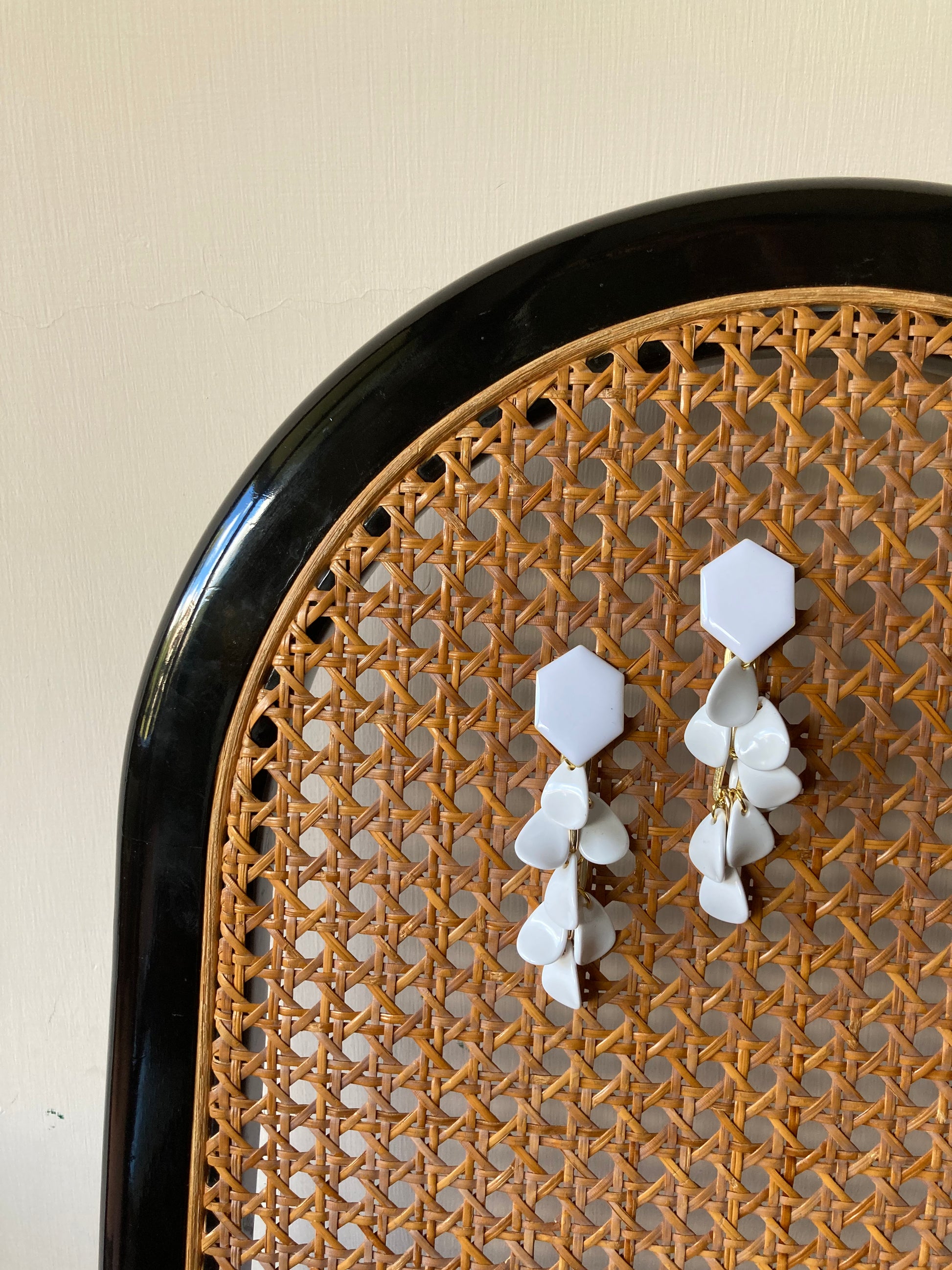 gli orecchini per questa stagione: il bianco ottico è il nuovo nero!
