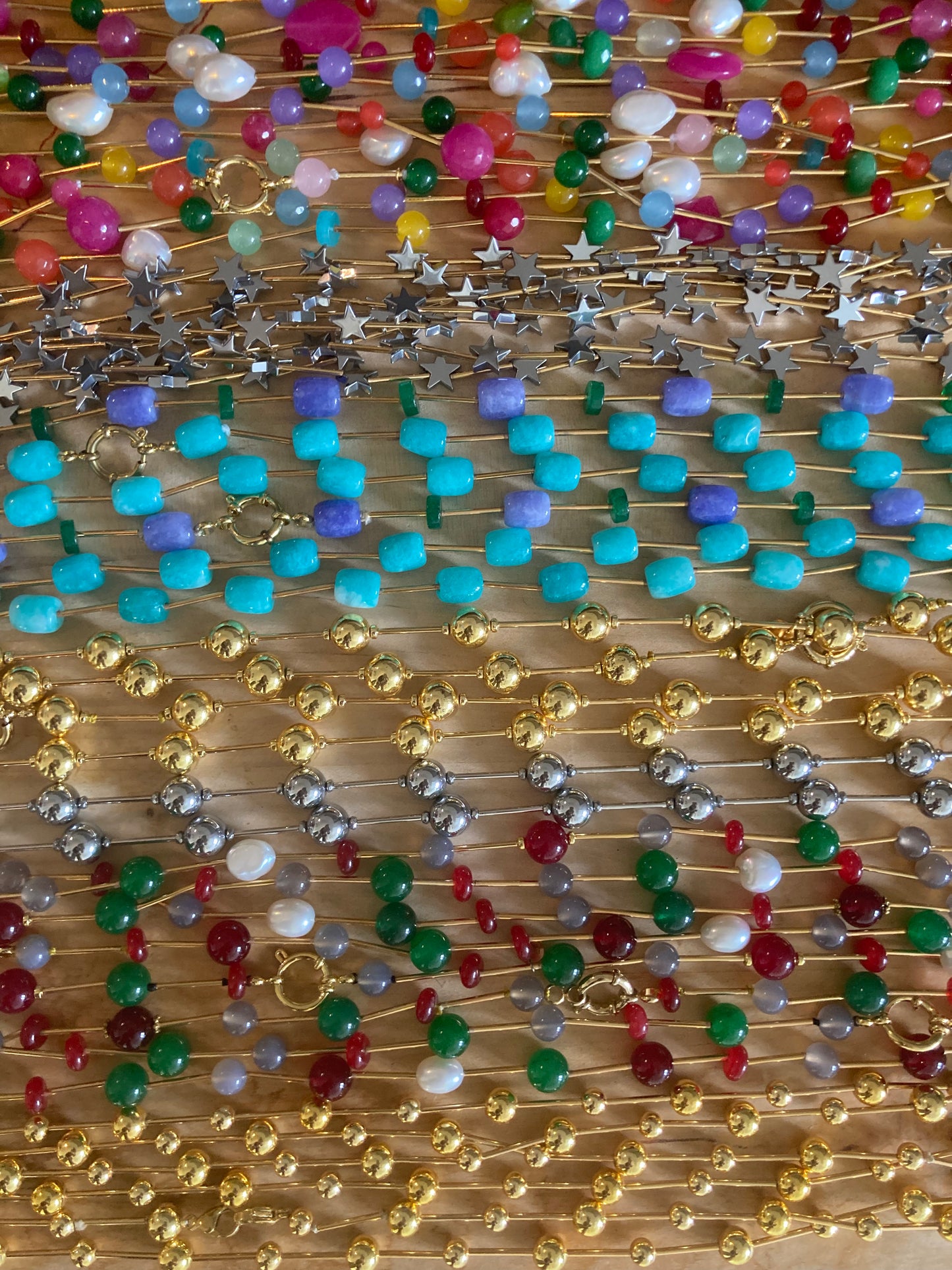 una carrellata delle rainbow 90cm, insieme mi sembra si vedano meglio, che ne dici?

Agate e Giade colorate, Avventurina, Ematite, Perle Coltivate d’acqua dolce (FWP) queste le pietre dure che utilizziamo insieme alle iconiche astine in ottone galvanica  oro e argento