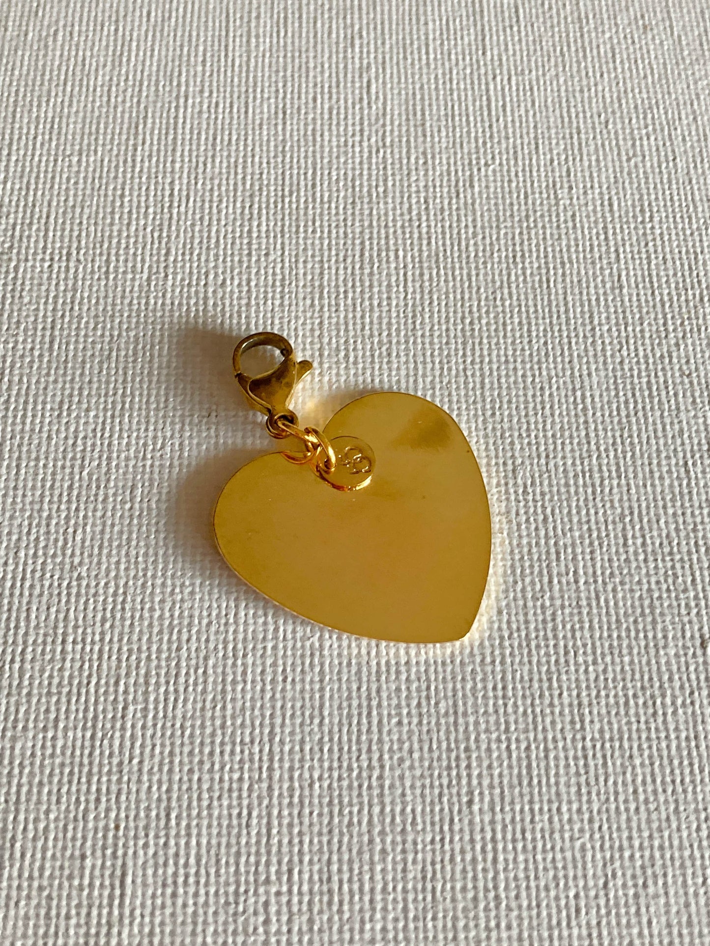 Il cuore piatto, amore, tenerezza e quanta luce. eh sì perchè la sua superficie piatta lo rende luminosissimo!