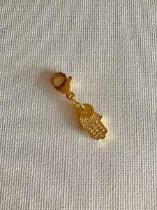 La Manina, amuleto portafortuna che simboleggia la protezione, in ottone dorato e zirconi illuminerà ogni tua collana  