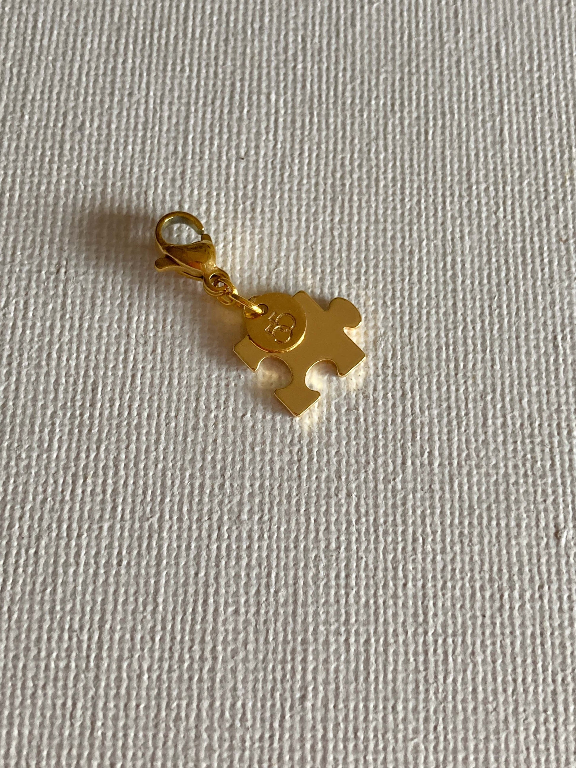 Il puzzle basic, un piccolo tassello di te, per ricomporre uno screzio, per fare pace, perchè è troppo carino! Lo agganci dove vuoi grazie al suo moschettone 