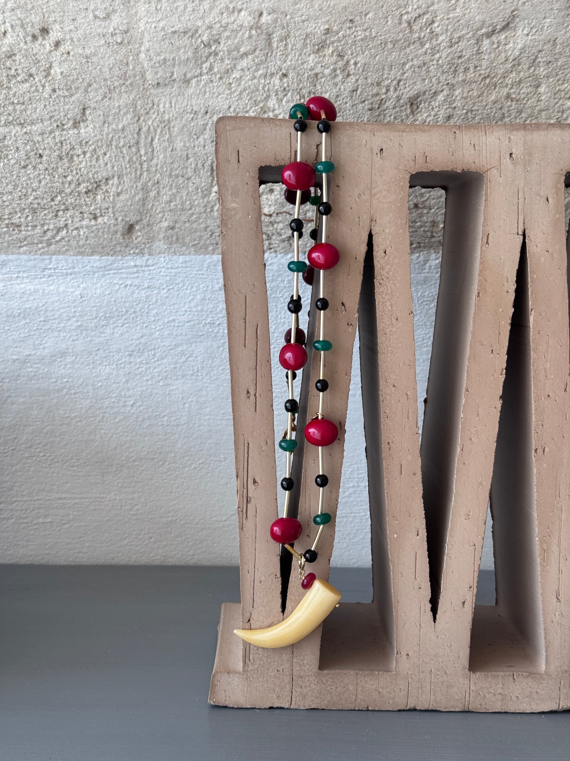 Colori forti, linee decise, stile senza tempo. Questo e molto di più è la nuova collana della collezione Rainbow di 55: la Deco.
Qui fa la sua bella figura su un mattone  Celosia disegnato da Patricia Urquiola: arte chiama arte.