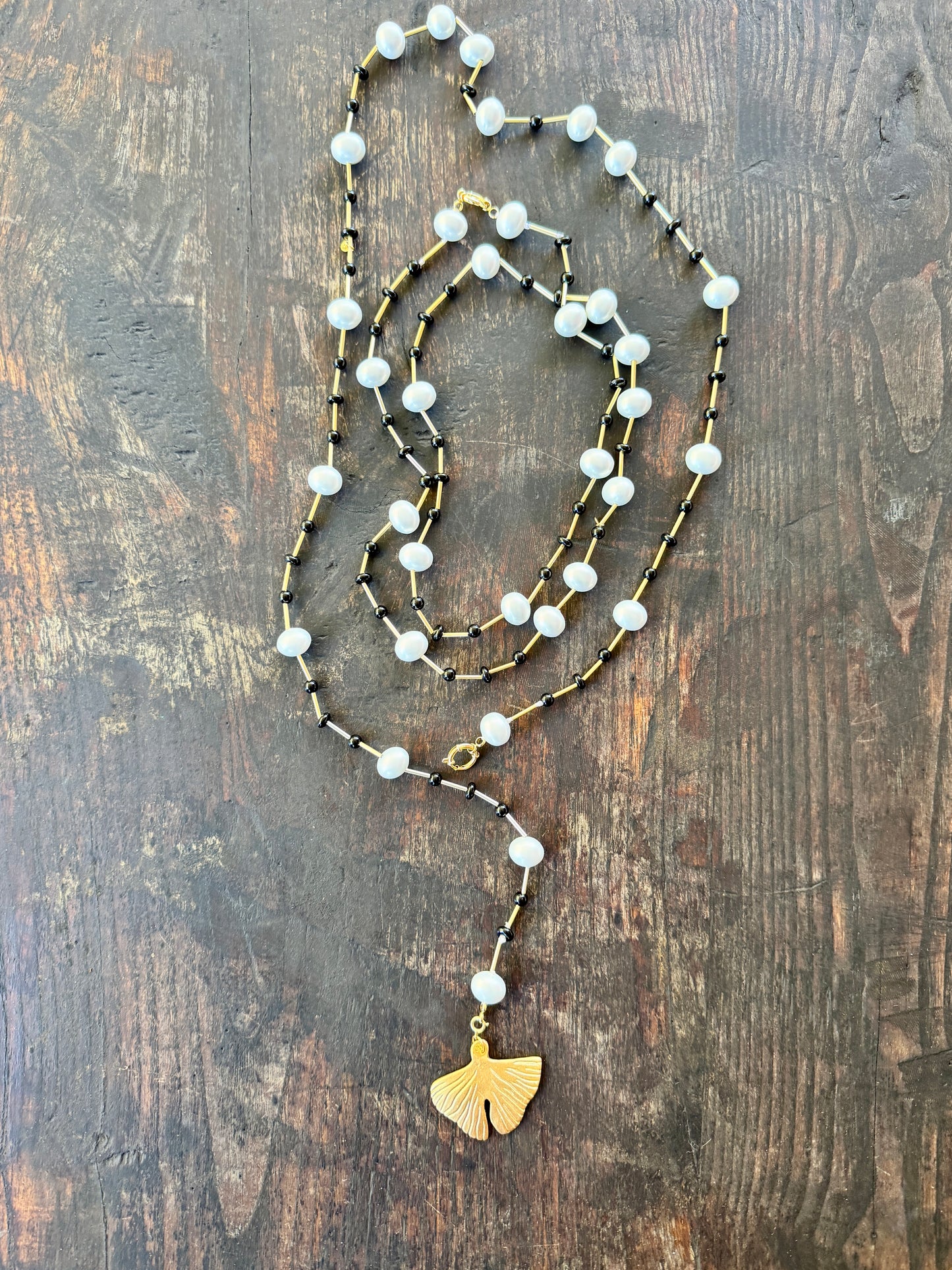 collana lunga 100cm con perle oceaniche e onice nero, n perfetto tributo all’art deco