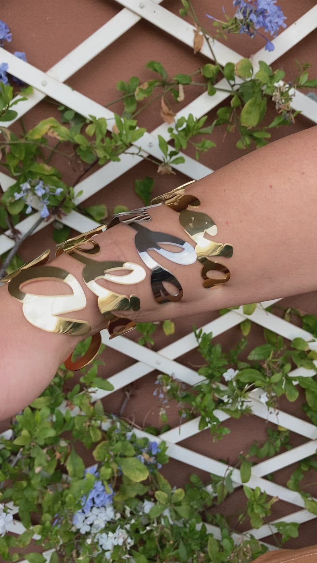 Alessia, Vale, Clelia e Anna….il bracciale è sempre lo stesso ma cambiando la lunghezza dei nomi ed il tipo di lettera il carattere di volta in volta è più grande o più piccolo. Fate caso alla a di anna in confronto alla e di Clelia (anna ha tutte lettere basse e sono 4 mentre Clelia ha 6 lettere di cui 3 alte e quindi il carattere si riduce. Spero di essermi spiegata , grAzie!