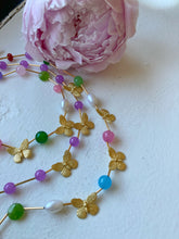 Load image into Gallery viewer, collane girocollo con pietre dure, perle e 3 farfalline in zama. 
