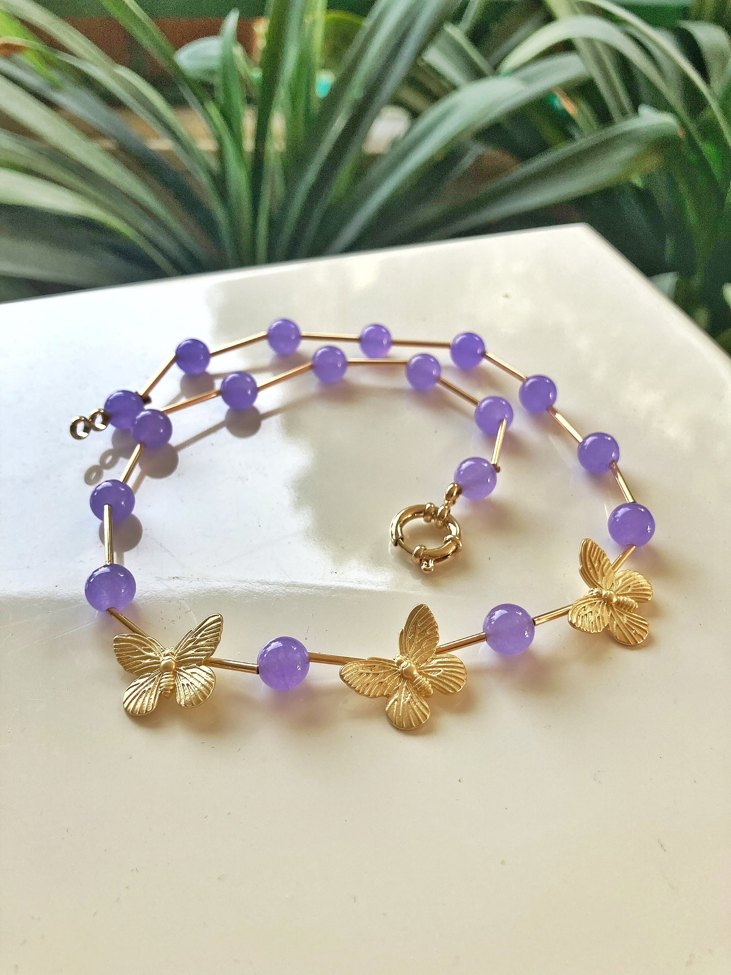 Oro e giada lavanda, perfetta con la t-shirt come su un décolleté , come la indosseresti?