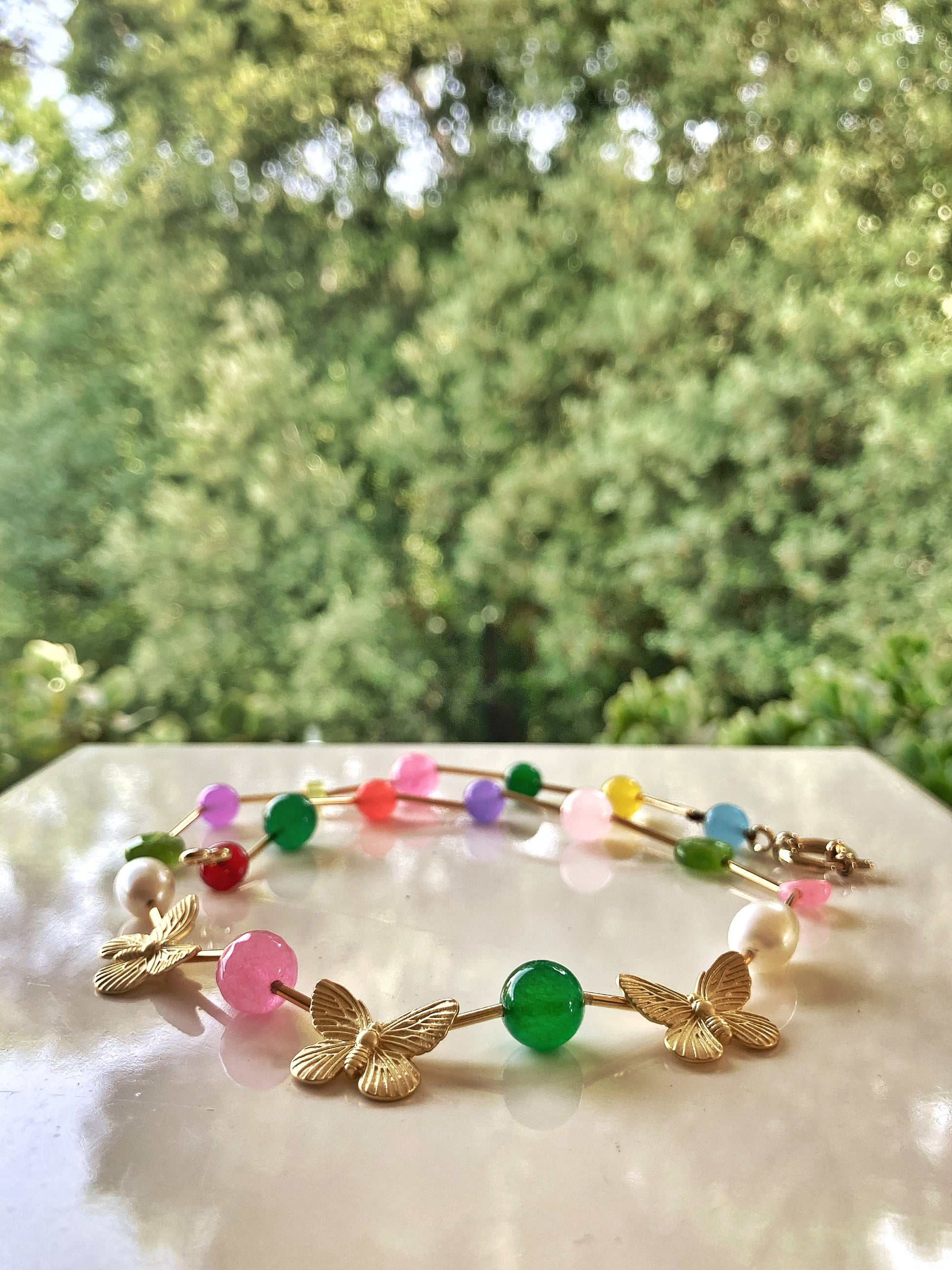 Qui nella versione multicolore , rosa, verde, azzurro, arancio e giallo ci sono tutti i colori che amiamo e le perle illumino il tutto.