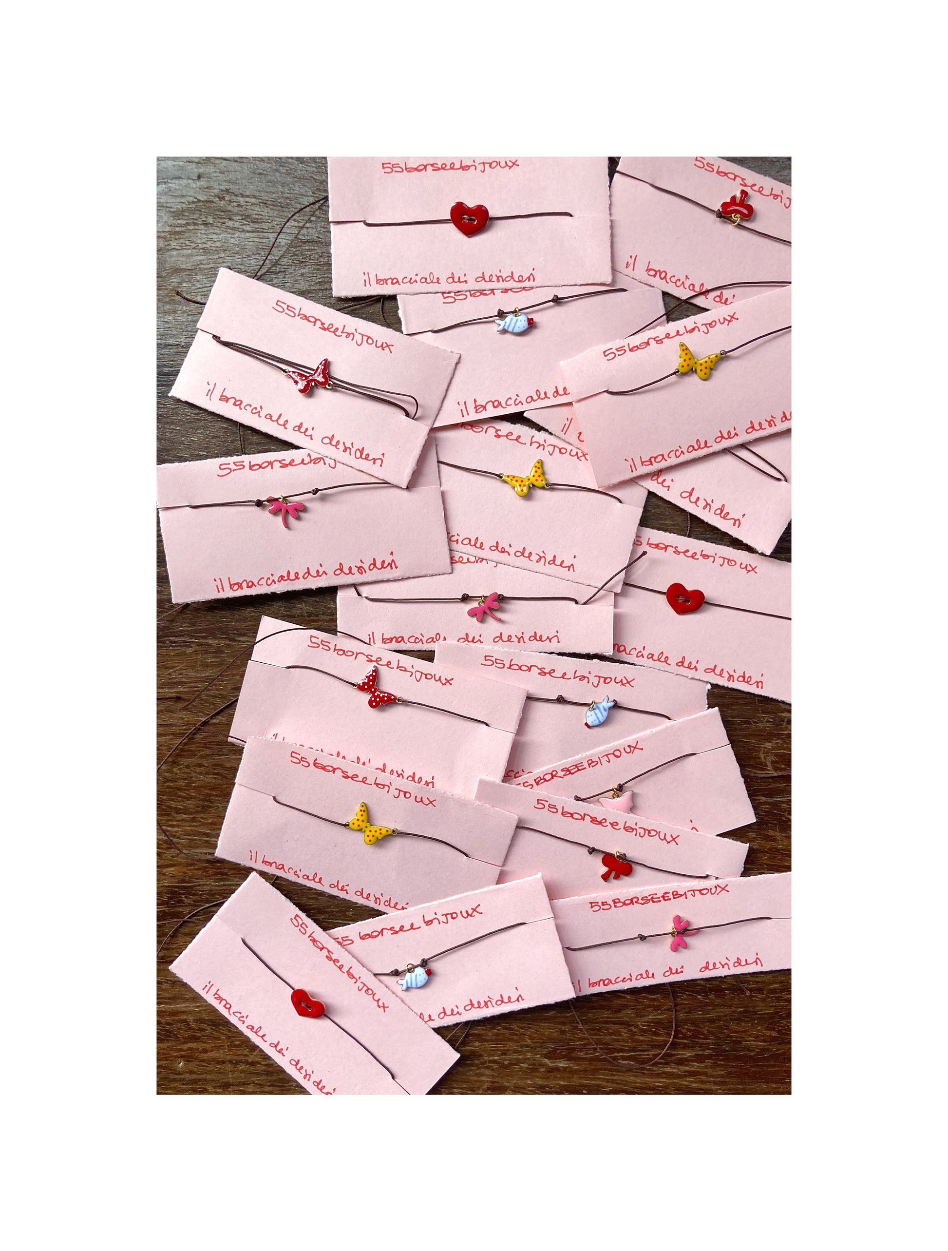 Scegli il tuo soggetto preferito, regalalo a chi vuoi tu e quando lo indossi o lo fai indossare esprimi 1 desiderio per ogni nodo che stringi, fai 3 nodi ed il gioco è fatto : SOGNARE fa bene