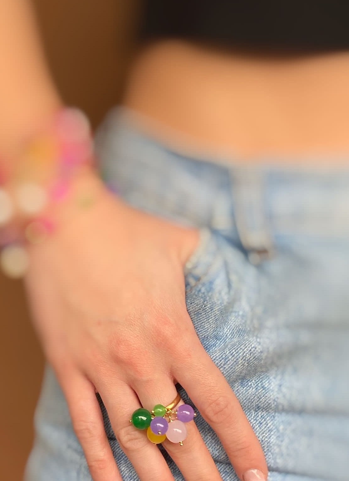 Anello Rainbow qui nella versione con il quarzo rosa, la giada lavanda, l’agata verde, la giada verde lime faccettata e la giada gialla
