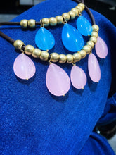 Carica l&#39;immagine nel visualizzatore di Gallery, collane DANGLING insieme, la versione 3 pendoli in agata blu e quella a 5 pendoli in quarzo rosa.
