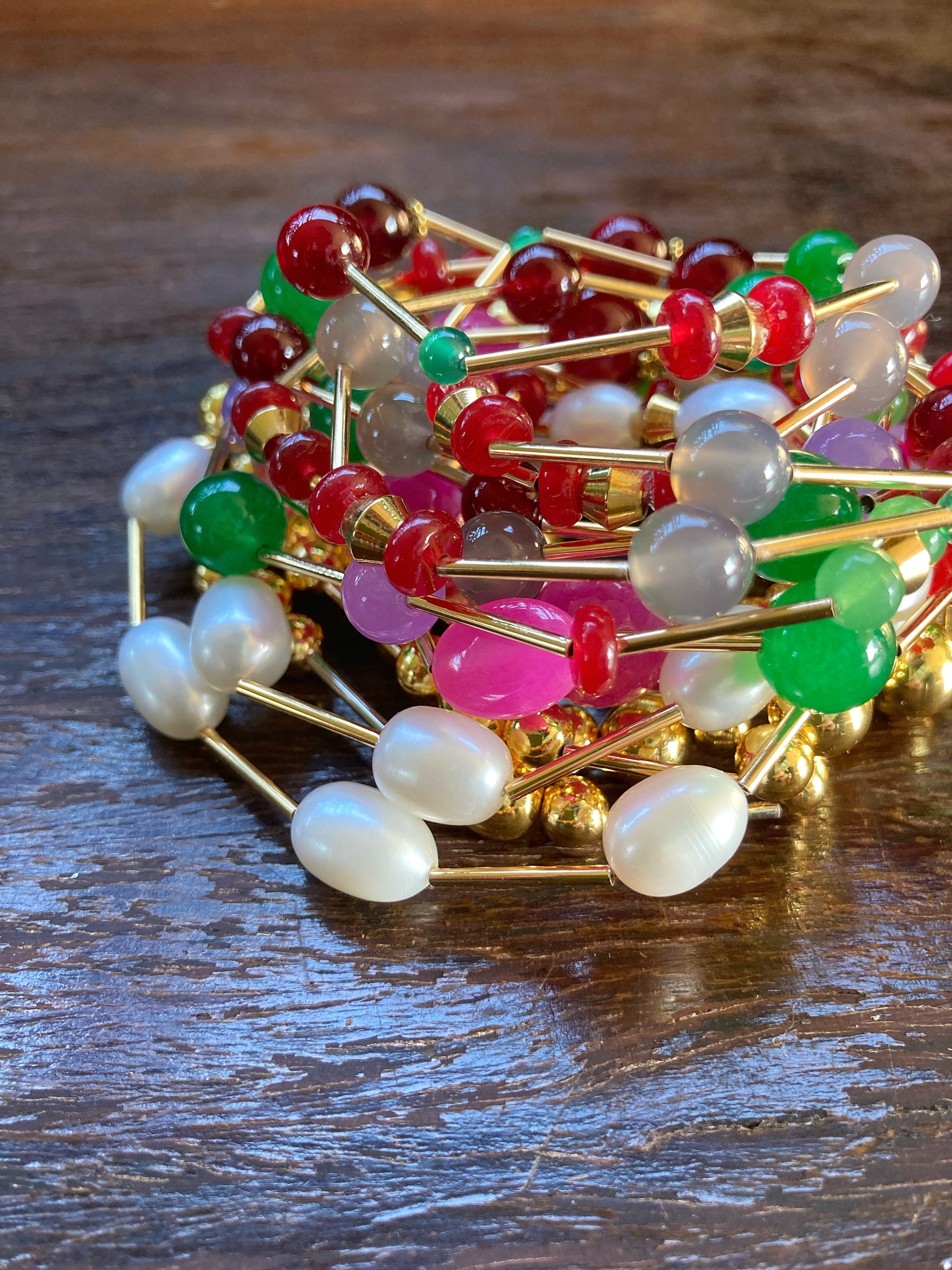 una cascata di bracciali RAINBOW